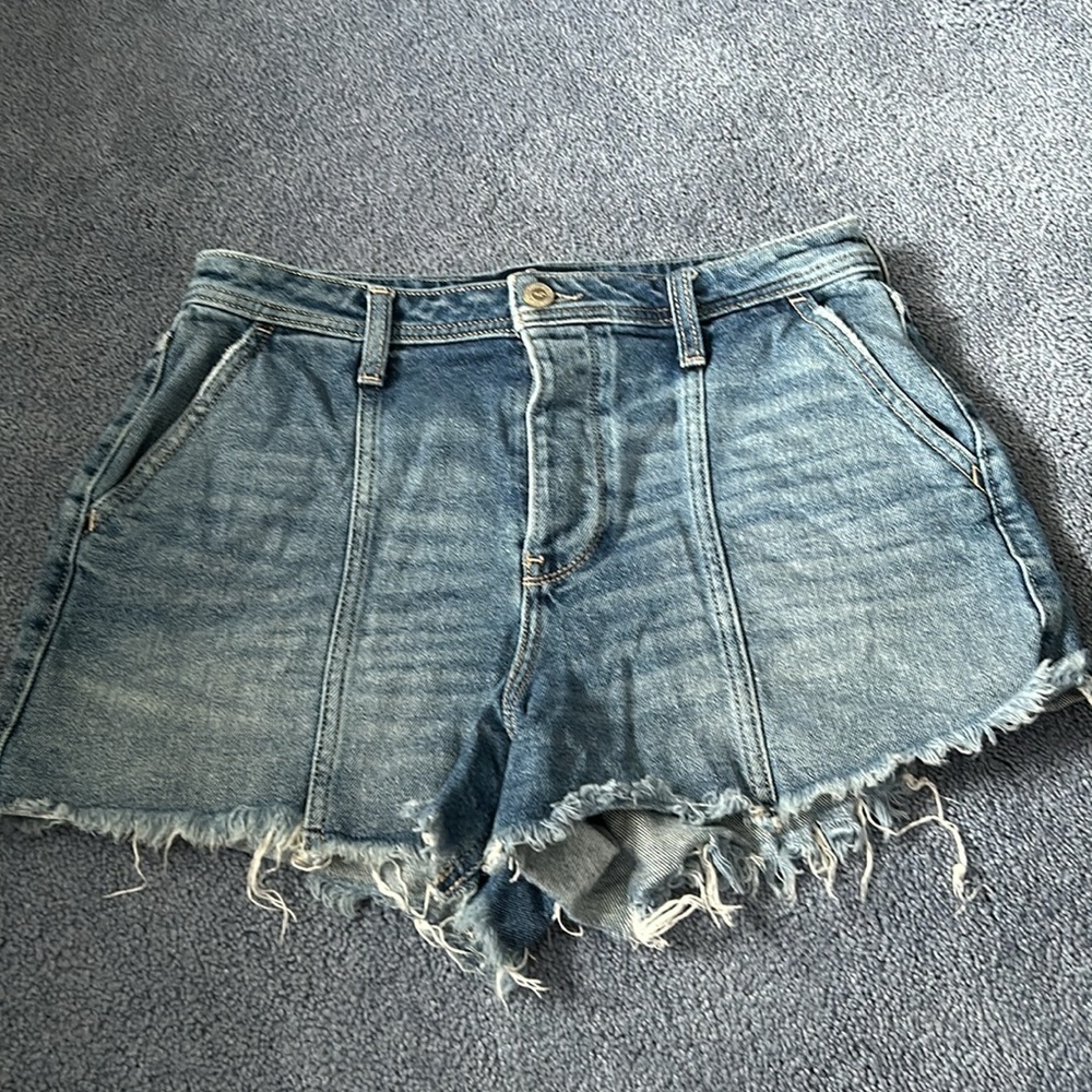 Hollister Ultra High-Rise Medium Wash Mom Short 3 Size 9